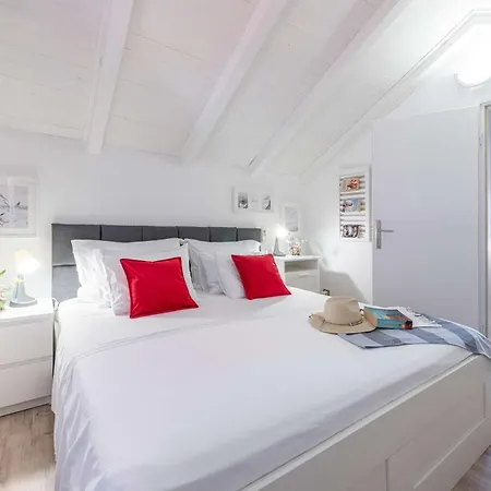 Beachfront Family-Friendly House With Hot Tub Cavtat, Dubrovnik - 22828 Casa vacanze Cavtat