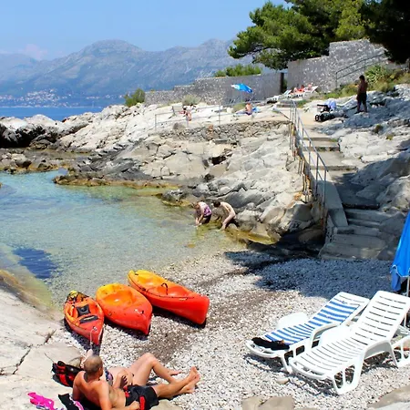 Beachfront Family-Friendly House With Hot Tub Cavtat, Dubrovnik - 22828 Casa vacanze *